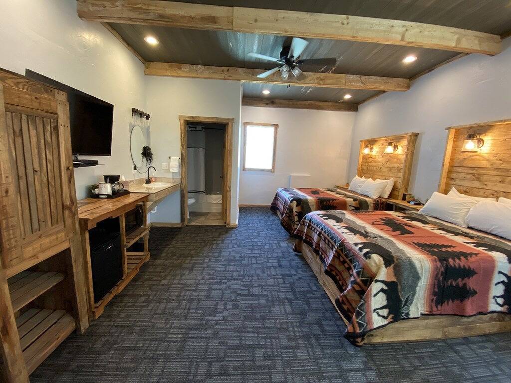 Ganze Wohnung, Ohiopyle Trailside Hotel Room 2 Queen Beds Sleeps 4 /Minutes to Fallingwater in Ohiopyle, Pennsylvania