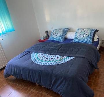 Location de vacances pour 2 personnes, avec jardin et vue ainsi que piscine et terrasse à Le Pizou