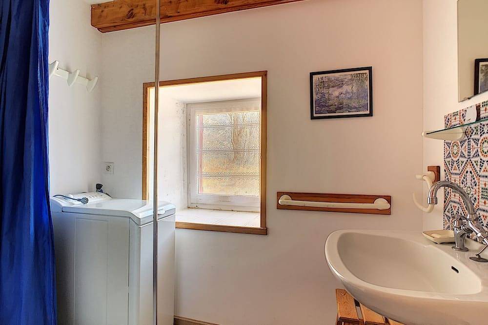 Ancienne ferme de montagne rénovée, proche station de ski, 6 personnes in Llo, Parc naturel régional des Pyrénées catalanes