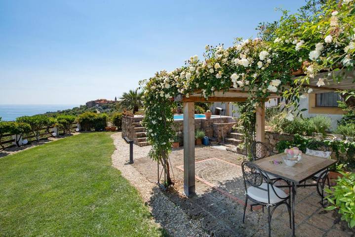 Villa per 4 persone, con Idromassaggio e Terrazza nonché Giardino e Piscina a Imperia