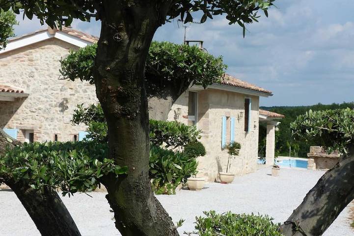 Gîte pour 6 personnes, avec jardin et piscine, animaux acceptés à La Sauzière-Saint-Jean