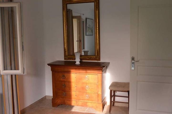 In the heart of the Grand Luberon, a Swimming Pool, a Quiet, comfortable home. in Castellet, Regionaler Naturpark Luberon