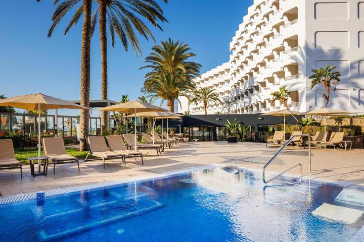 Appart’hôtel pour 4 personnes, avec vue ainsi que piscine et jardin, animaux acceptés