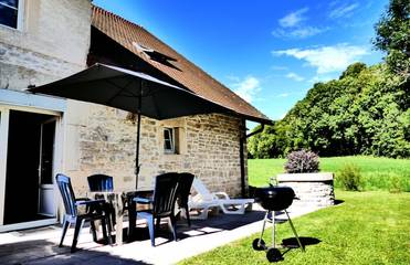 Gîte pour 4 personnes, avec terrasse et jardin, animaux acceptés à Doucier