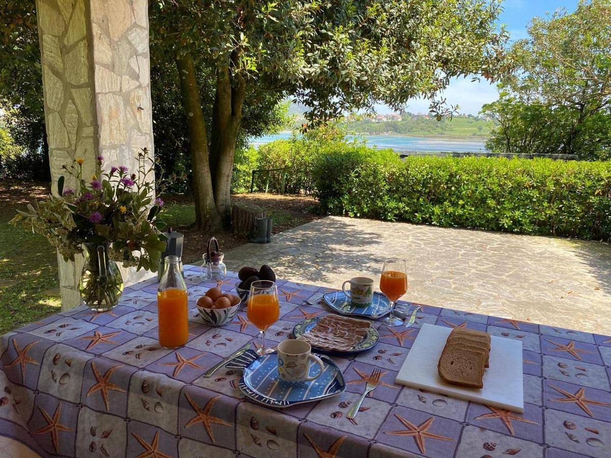 Apartamento entero, Cabaña de ensueño en el bosque y junto al mar in Miengo, Costa de Cantabria