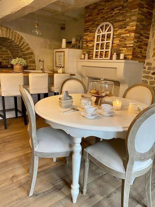 Location de vacances pour 5 personnes, avec Terrasse ainsi que Jardin et Vue à Athie