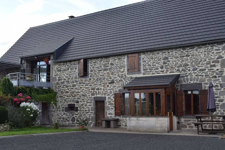 Maison de vacances pour 6 personnes, avec terrasse et jardin, animaux acceptés à Saint-Sauves-d'Auvergne