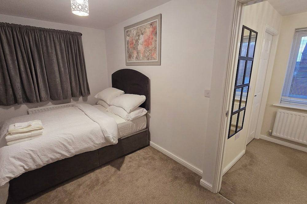 Entire luxurious 3 bedroom house in Wigan,Greater Manchester with free parking. in Greater Manchester