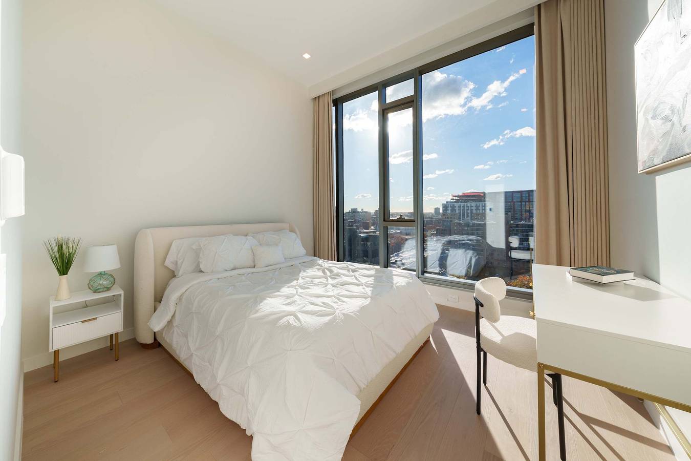 Entire apartment, New Luxury Penthouse w  Pool   Gym in Flushing in Queens, New York City