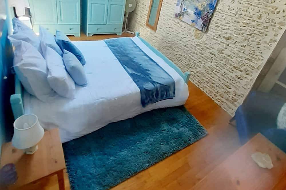 Delightful property, large garden, heated pool, great place for a family holiday in Savigné, Vienne (France)