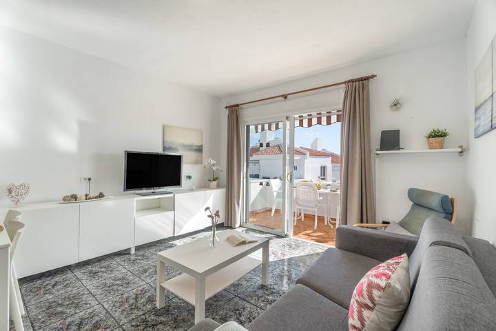 Apartamento entero, Apartamento vacacional "Golden Sun Penthouse" con piscina comunitaria, terraza privada y Wi-Fi in Playa de las Américas, Arona 