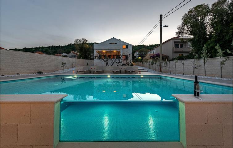 Acogedor apartamento con vistas al mar, piscina y terraza cerca de Preko in Preko, Isla de Ugljan