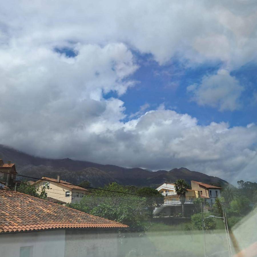 Apartamento entero, Three-Bedroom Apartment with Water View in Caravia, Costa Verde