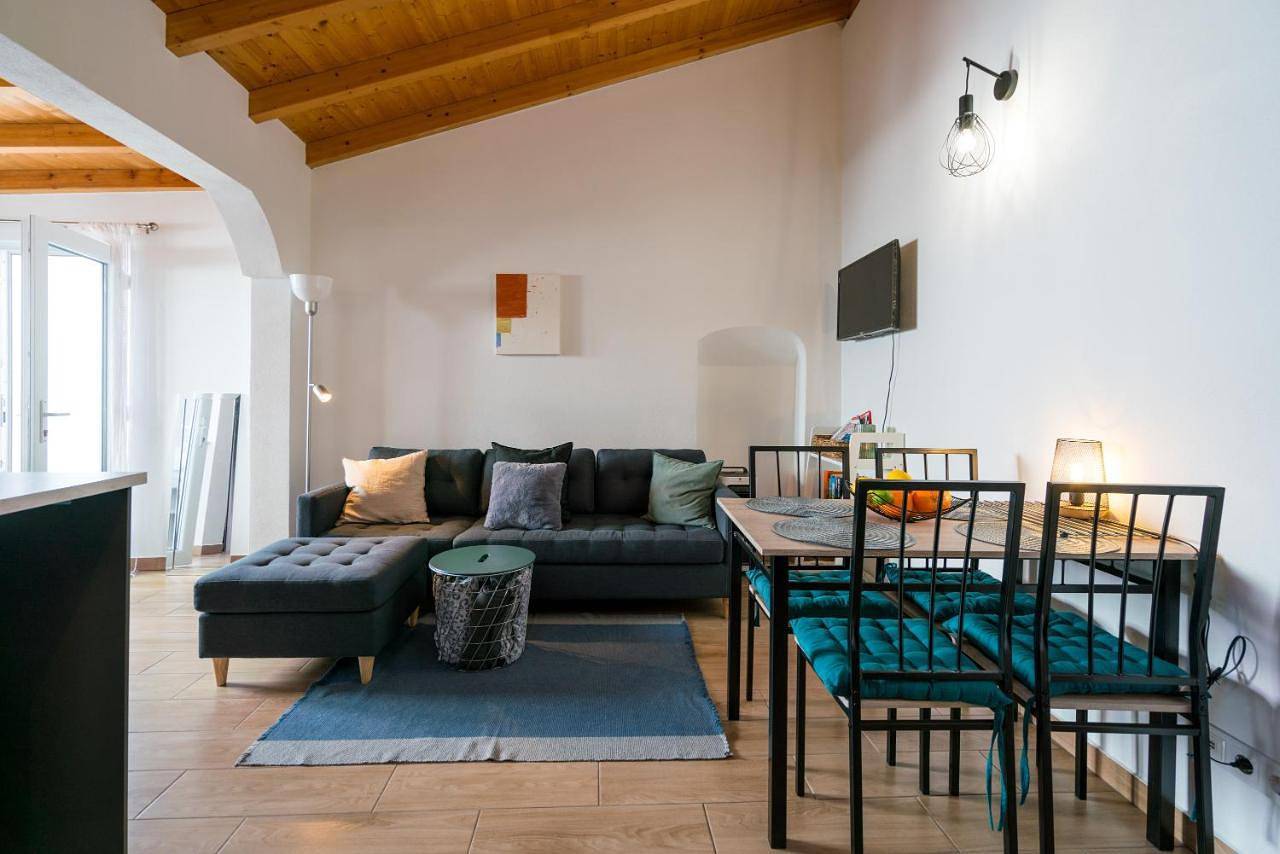 A Charming Village Retreat Casa Kaz in Budens, Distrito de Faro