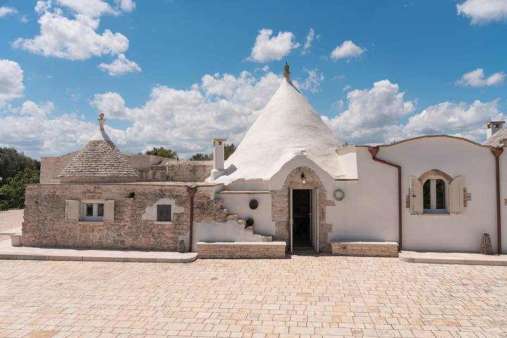 Holiday Home 'Aletheia' with Private Pool, Wi-Fi and Air Conditioning in Ceglie Messapica, Salento