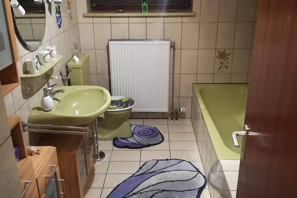 Ganze Wohnung, Große und gemütliche Ferienwohnung mit überdachtem Freisitz und Garten in Schwarzenbach an der Saale, Landkreis Hof
