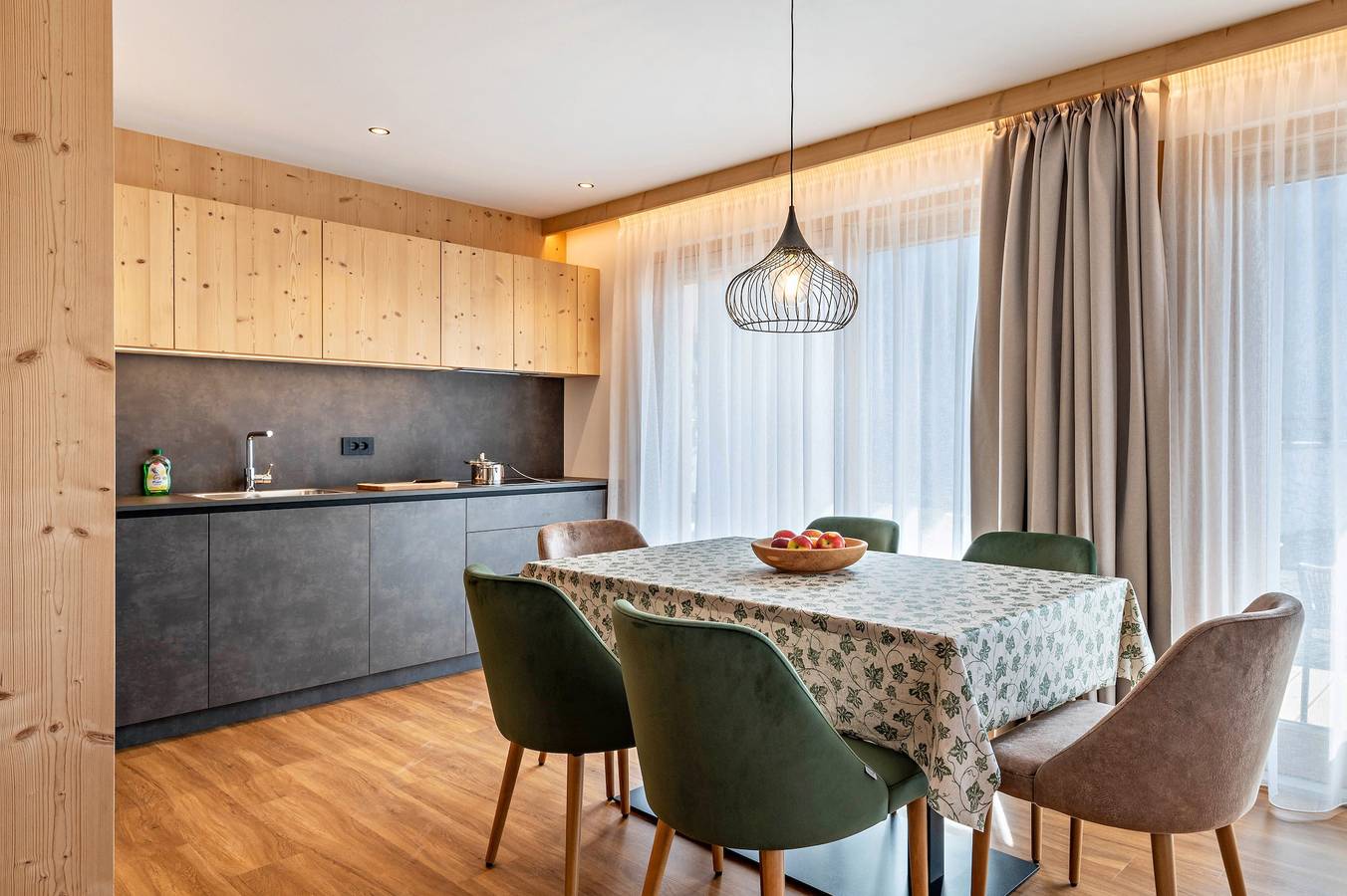 Appartamento intero, Appartamento "Les Ciases Chalets Dolomites Apt 2" con balcone privato, sauna in comune e Wi-Fi in San Vigilio di Marebbe, Marebbe