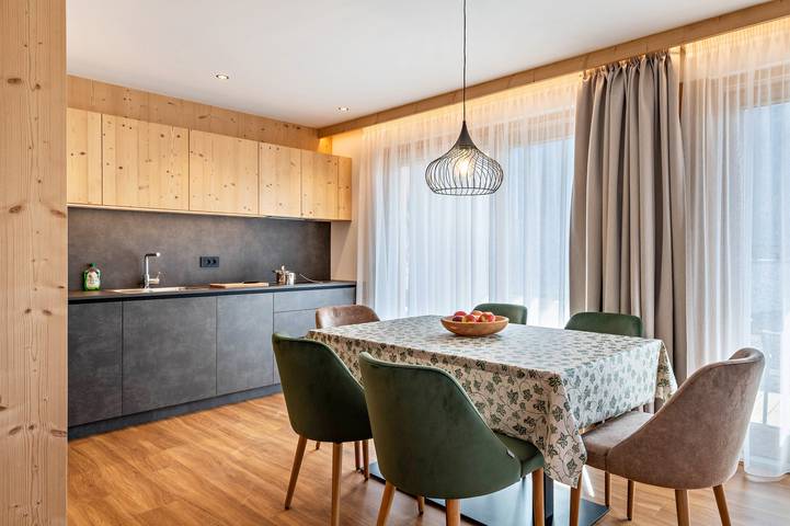 Appartamento intero, Appartamento "Les Ciases Chalets Dolomites Apt 2" con balcone privato, sauna in comune e Wi-Fi in San Vigilio di Marebbe, Marebbe