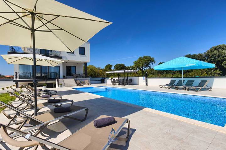 Modern 6-Br villa for 12+2 with pool close to Pula in Pula-Medulin, Pula