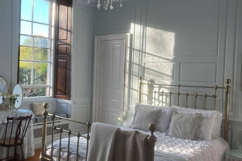 Spacious Georgian manor house in quaint village in Shepton Mallet, Somerset
