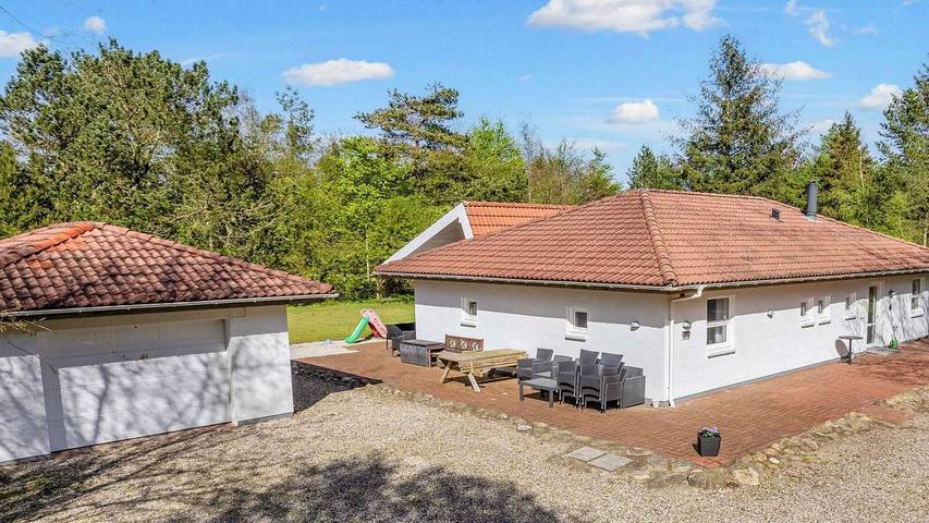 Ferieudlejning for 9 personer, med jacuzzi og sauna samt have, husdyr tilladt i Virksund