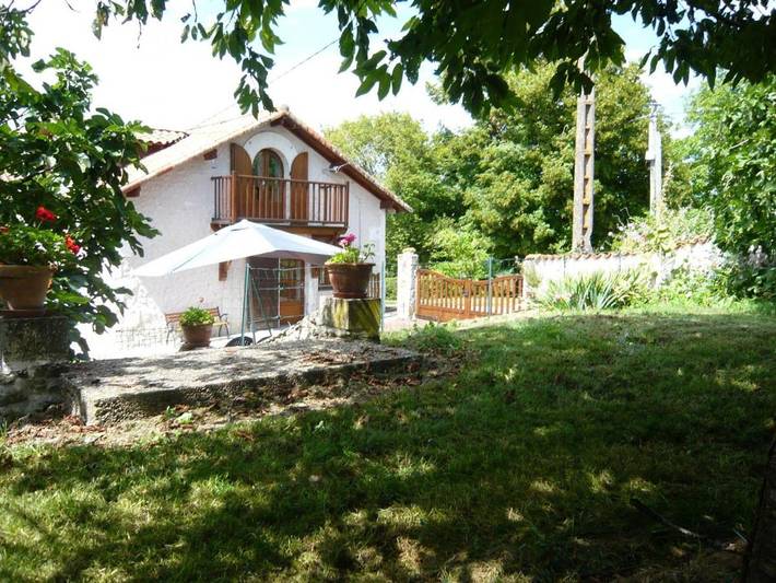 Location de vacances pour 5 personnes, avec terrasse et jardin, animaux acceptés à Saint-Paul-Lizonne