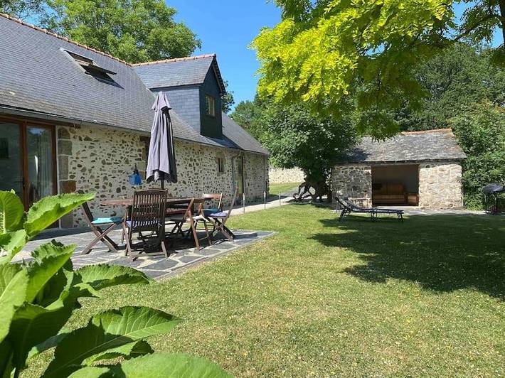Location de vacances pour 8 personnes, avec Jacuzzi et Terrasse ainsi que Jardin et Piscine à Saint-Aubin-du-Désert