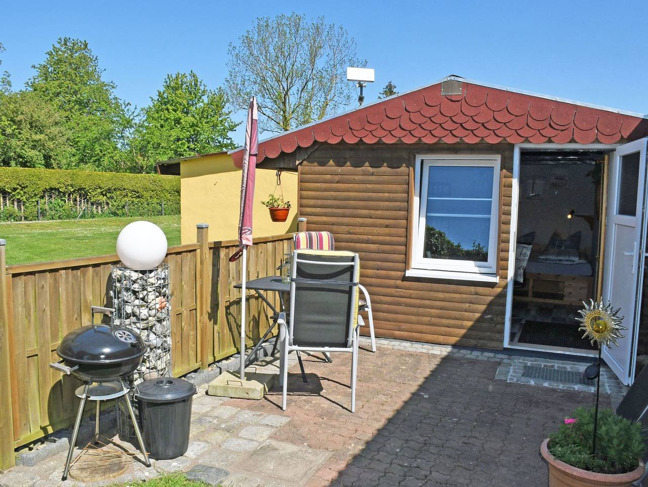 Ganze Ferienwohnung, Ruhiges gelegenes Ferienhaus mit Terrasse am Sund in Altefähr, Stralsund Umland