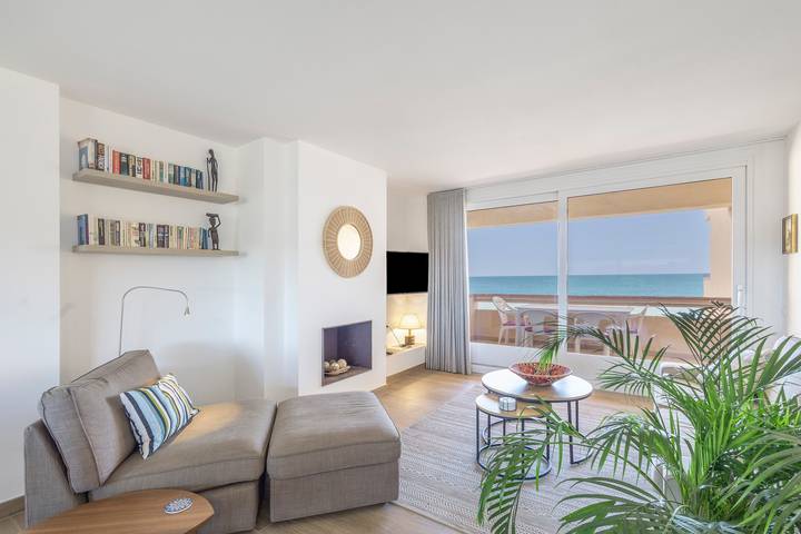 Ganze Wohnung, Ferienwohnung in erster Meereslinie mit Gemeinschaftspool, Meerblick und Wlan in Pals, Costa Brava