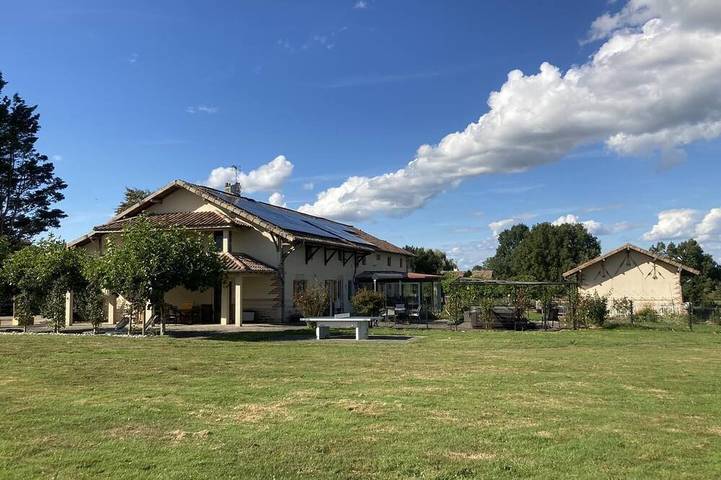 Maison de vacances pour 4 personnes, avec balcon ainsi que jardin et piscine