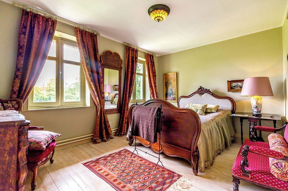 Gorgeous mansion in garden park — large parking, accessible & self check-in in Heverlee, Leuven