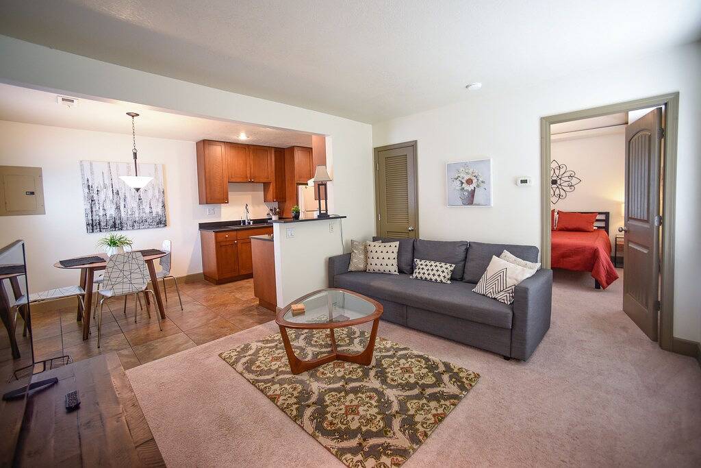 Bright 1 Br with Full Kitchen and Huge Yard in Grandview, Missouri