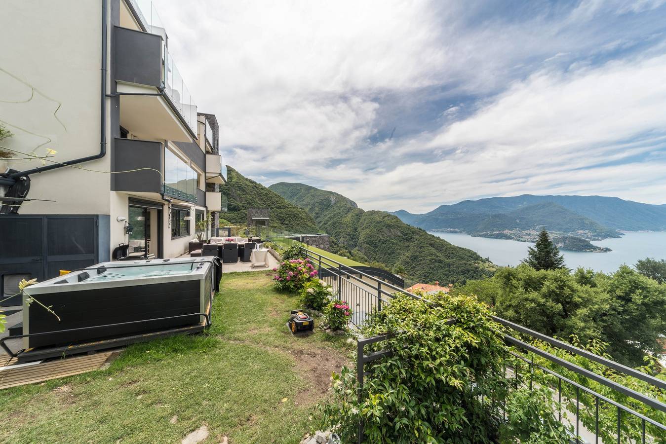Ganze Wohnung, „Resort Style Apartment“ mit Bergblick, Pool und Wlan in Perledo, Gemeinde Perledo
