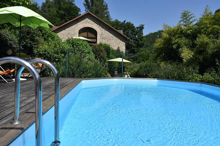 Gîte pour 8 personnes, avec piscine ainsi que balcon et jardin