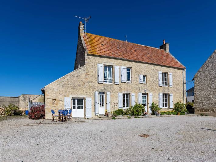 Location de vacances pour 7 personnes, avec jardin et terrasse à Longues-sur-Mer