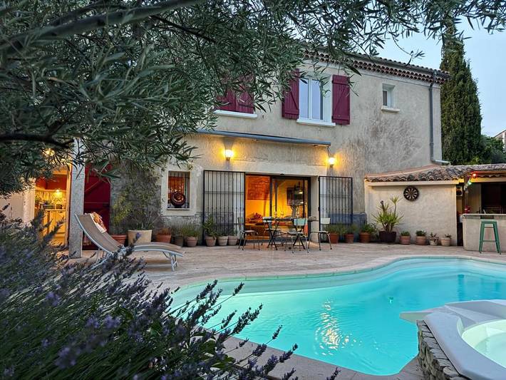 Gîte pour 2 personnes, avec Balcon et Terrasse ainsi que Jardin et Piscine à Saint-Martin-de-la-Brasque