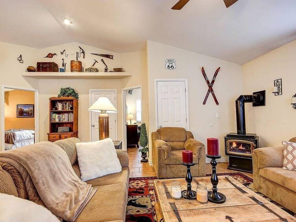 Eine gemütliche Hütte im Wald - offenes Konzept mit Kamin und allen Annehmlichkeiten in Oak Creek Canyon