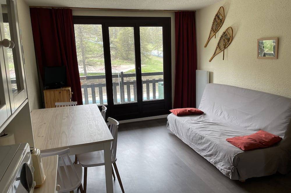 Apartamento entero, 6-person apartment - at the foot of the slopes - swimming pool and tennis court (in summer) in Station de Risoul, Risoul