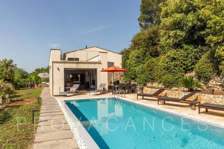 Modern villa with heated pool within walking distance to Lorgues in Lorgues, Region de Draguignan