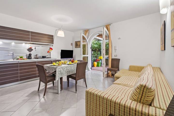 Ganze Wohnung, Maison Clélie with Garden - 200 M From Sea in Marina di Massa, Massa