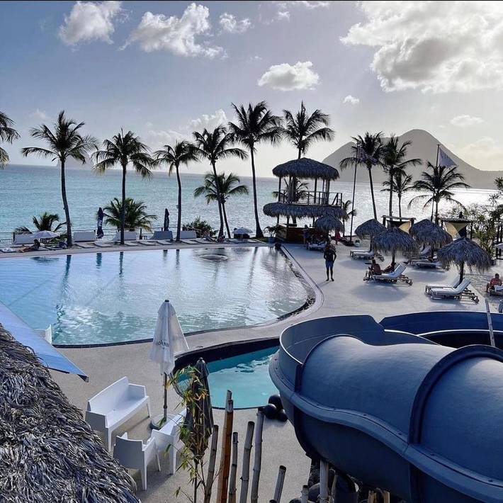 Appart’hôtel pour 4 personnes, avec piscine ainsi que vue et balcon