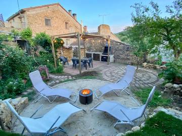 Gîte pour 8 personnes, avec piscine et bassin pour enfant ainsi que jardin et vue à Àger