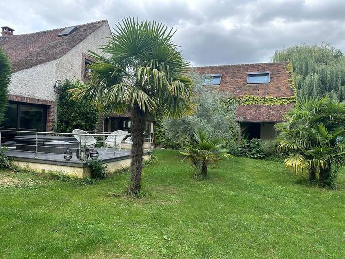 Location de vacances pour 14 personnes, avec vue ainsi que piscine et jardin, animaux acceptés à Paron (Yonne)