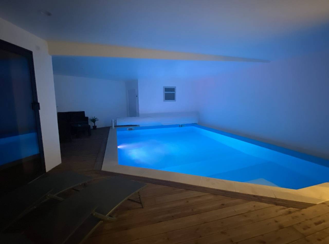 Piscine intérieure privée chauffée À l'Orée du Bois, en Normandie in Auvilliers, Région de Dieppe