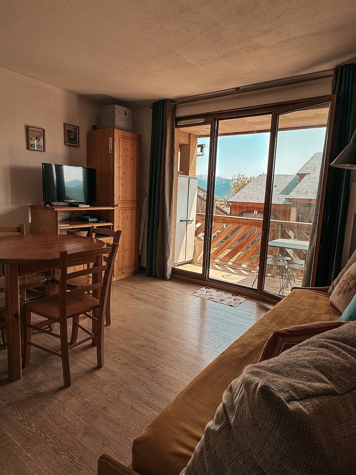 Entire apartment, Apartment 'Yci 66, Une Parenthèse Angloise' with Mountain View, Balcony and Wi-Fi in Les Angles, Prades region