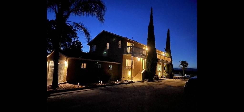 Vacation rental for 14 people, with hot tub and yard, with pets in Clearlake