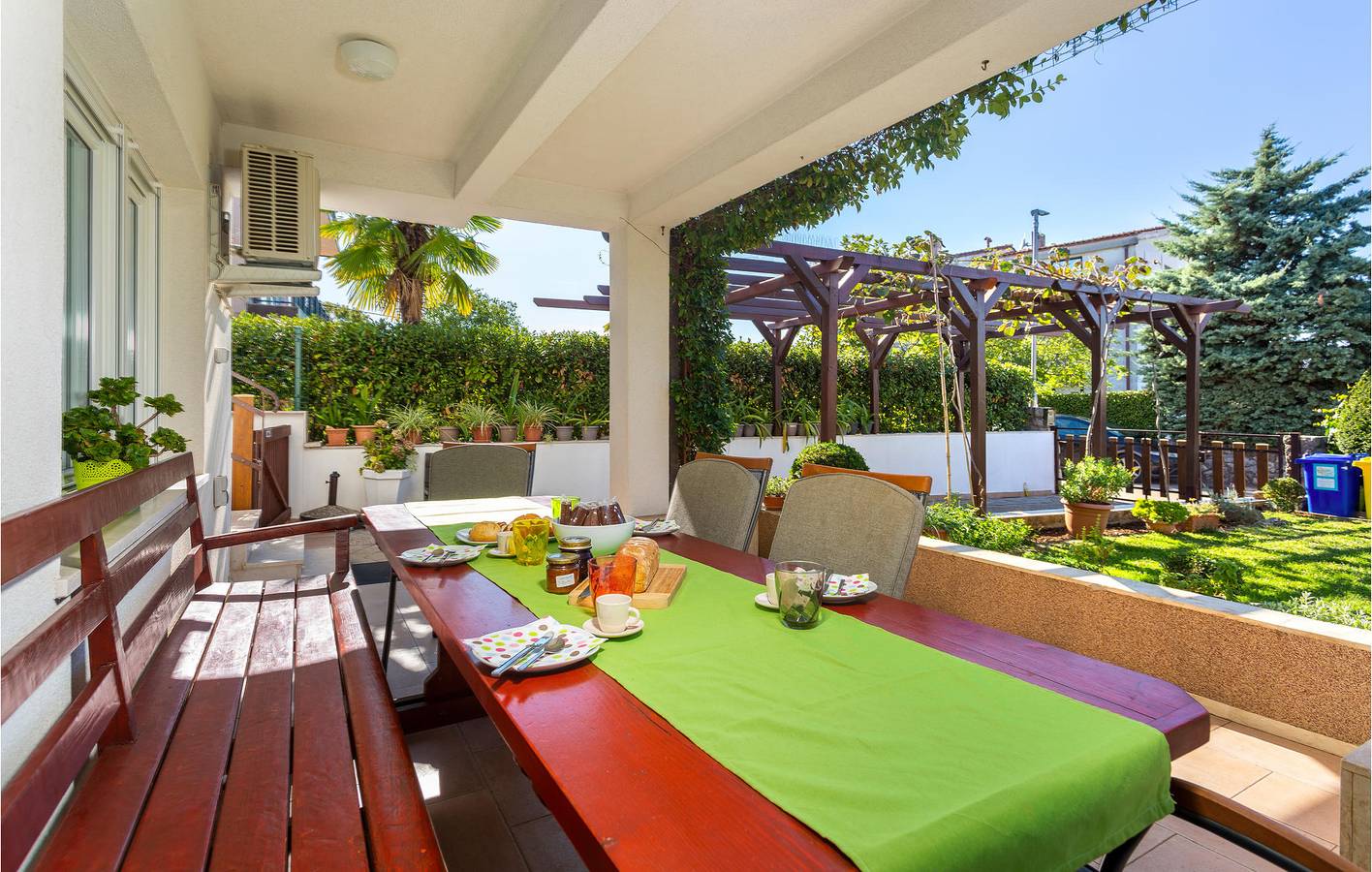 Ganze Ferienwohnung, Gemütliche 65 m² große Wohnung mit WLAN, Klimaanlage und Terrasse – 2,5 km vom FKK-Strand entfernt in Malinska-Dubašnica, Krk