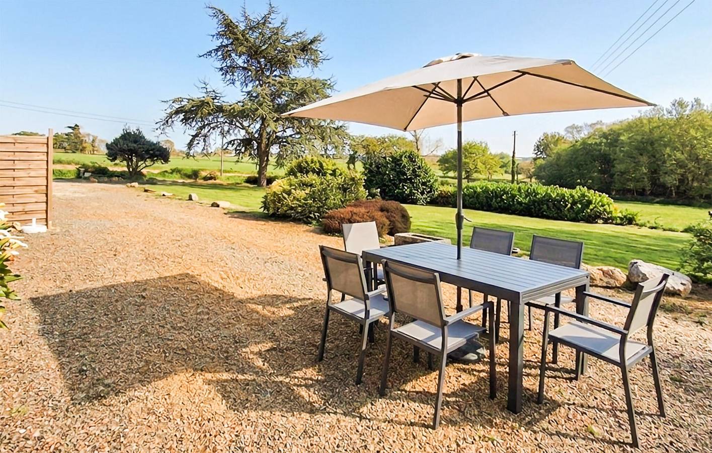 Appartement confortable avec jardin, parking et WiFi à 2,5 km de Kermaria-Sulard in Rospez, Région de Lannion