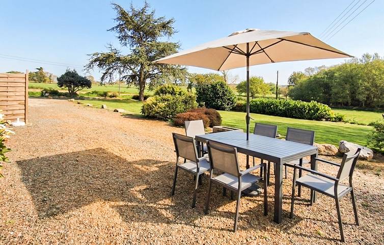 Appartement confortable avec jardin, parking et WiFi à 2,5 km de Kermaria-Sulard in Rospez, Région de Lannion