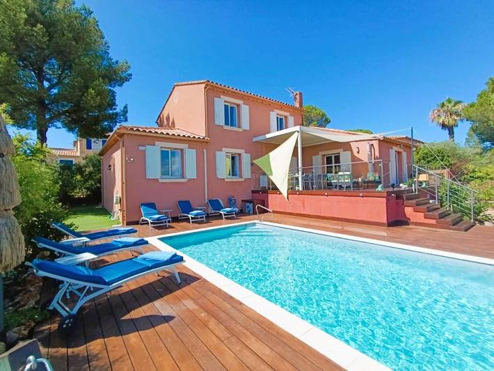 Location de vacances pour 10 personnes, avec piscine ainsi que vue et jardin dans Plage de la Madrague (Giens) - 3